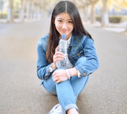 高考考场!她提前跑出高考考场,被8个妹控军哥哥接走,门口采访的记者看懵