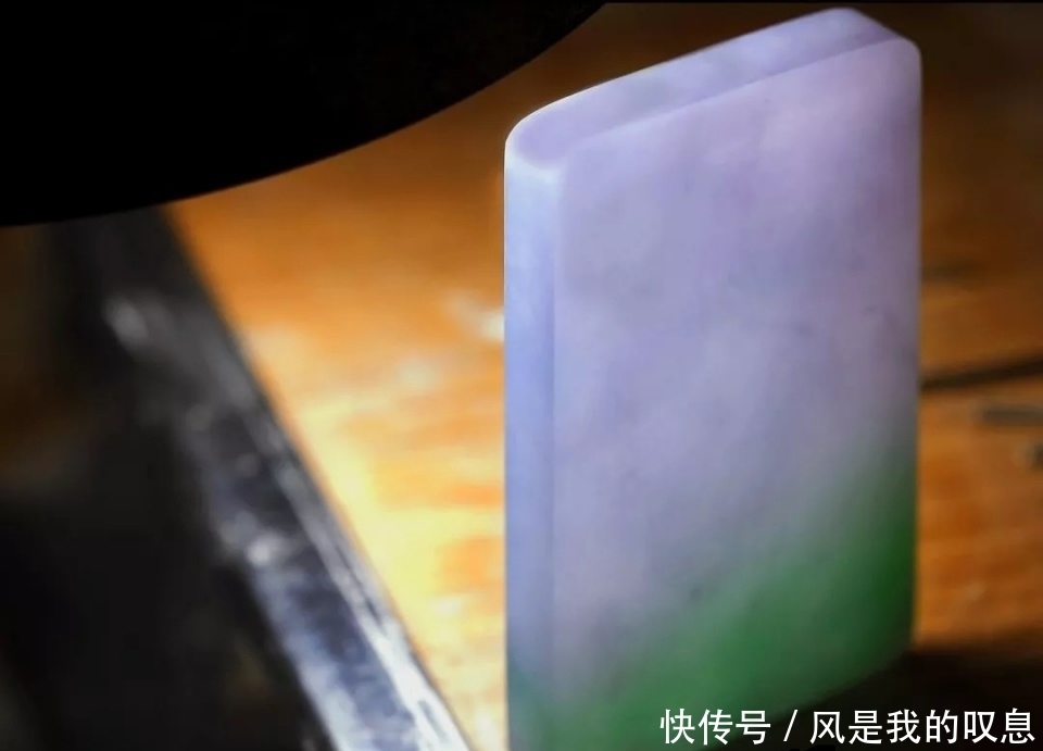 送出去|奇闻:送出去的一块翡翠废料,闺蜜拿去酱紫做,瞧到成品不淡定