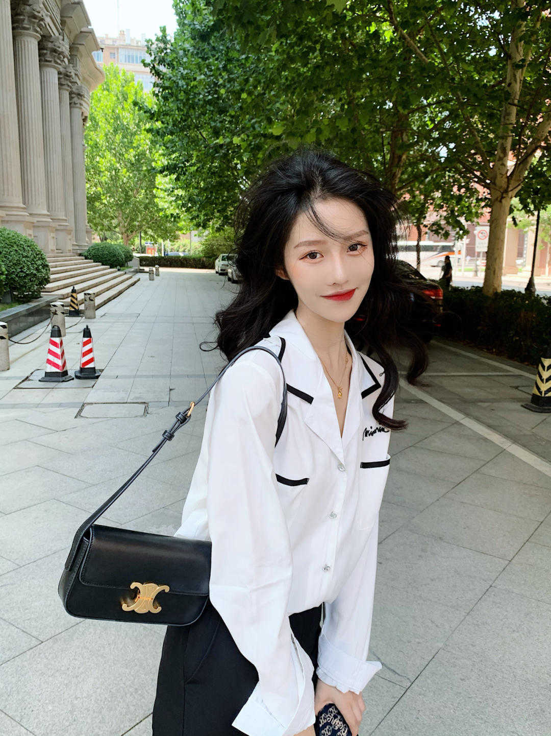 西服|初秋,身穿白色衬衫配黑色西装裤,让你自信又漂亮,秒变初恋女友