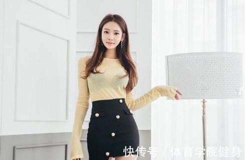 紧身裙 黄色薄纱针织衫搭配短裙，简洁大方，娇俏动人！