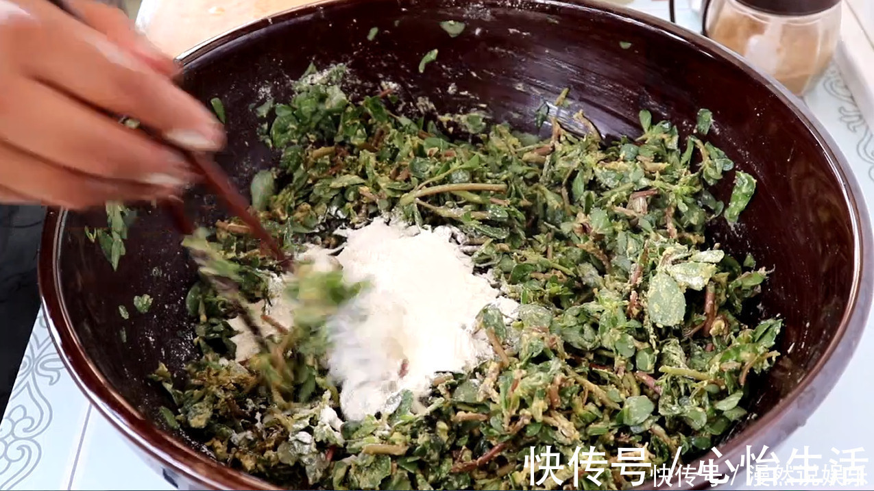 搅拌均匀|马齿苋最好吃的做法，家里每次做一大盆不够吃，吃着真香