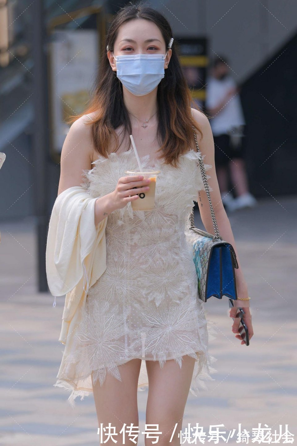 白色 白色羽毛裙,修身立体的剪裁,更显大气,羽毛装饰,仙气十足