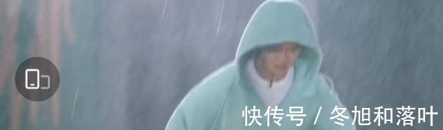 任嘉伦穿蓝衣录制节目,一路奔跑很开心,像极了校园的学长