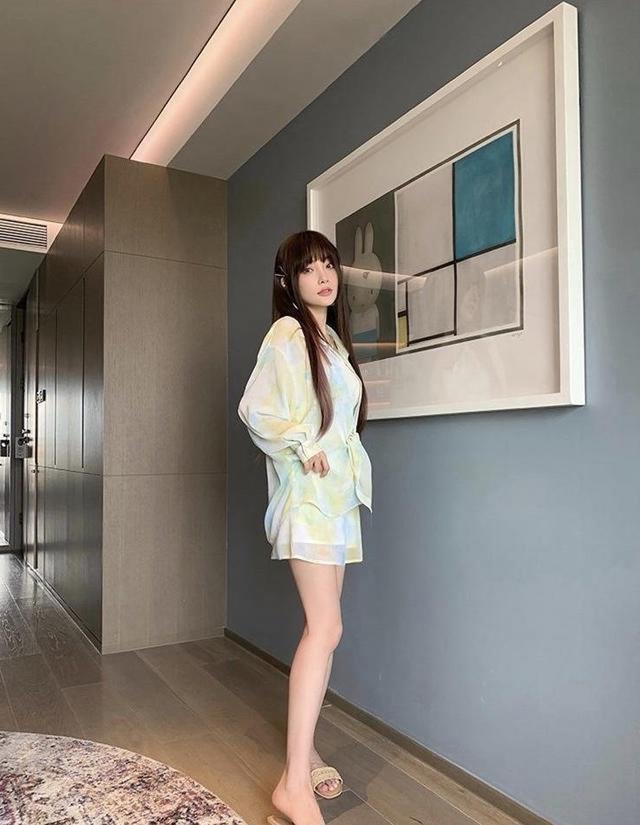 高领|街拍:高领无袖t恤衫搭配黑色百褶裙, 款式新颖, 青春时尚