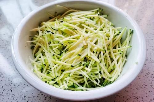 营养健康|夏天，吃西葫芦不如吃它，搅成面糊一煎，低油低脂，营养健康