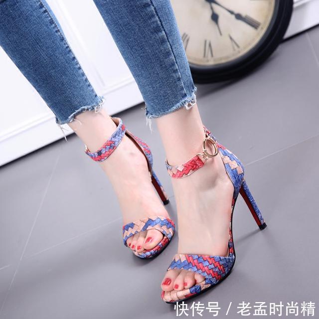 女人都最爱高挑显脚瘦的高跟鞋,不是没有道理的