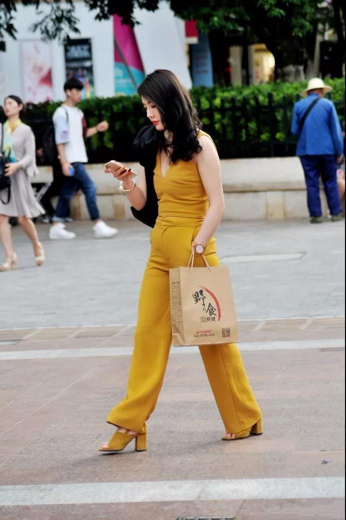 无限|街拍:一身黄色套装的性感俏丽美女,冷艳成熟的气质魅力无限!