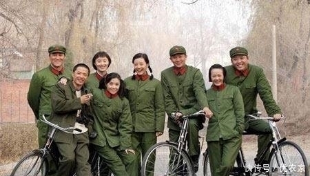 一线城市 50年代到2010年代流行服的演变,你还记得小时候穿过的款式