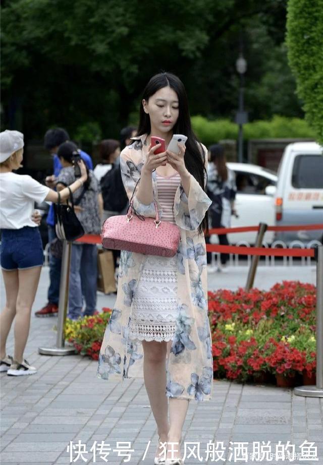 优雅|秋天穿一条薄纱长衫,清凉优雅,搭配尖头细跟鞋更显精致