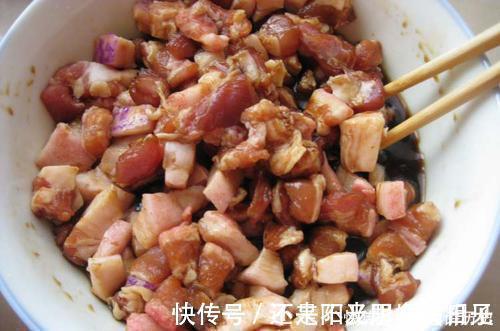 做红烧肉，有人用冰糖有人用白糖，大错特错，大厨教你正确做法！