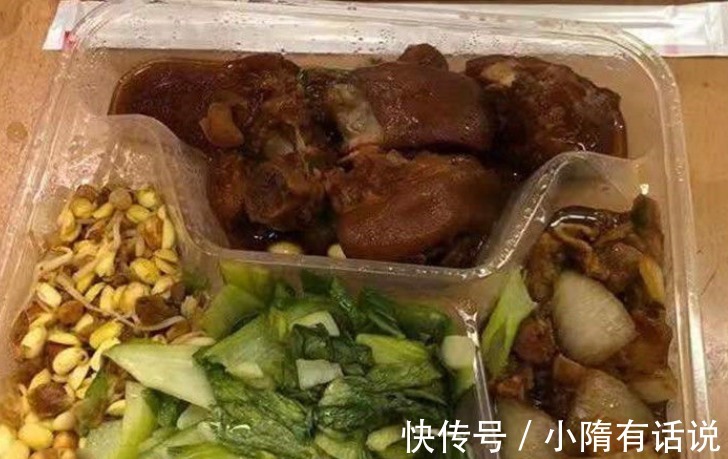 央视虎年春晚伙食曝光!四菜荤素搭配有大块肉,色泽诱人包装节俭!