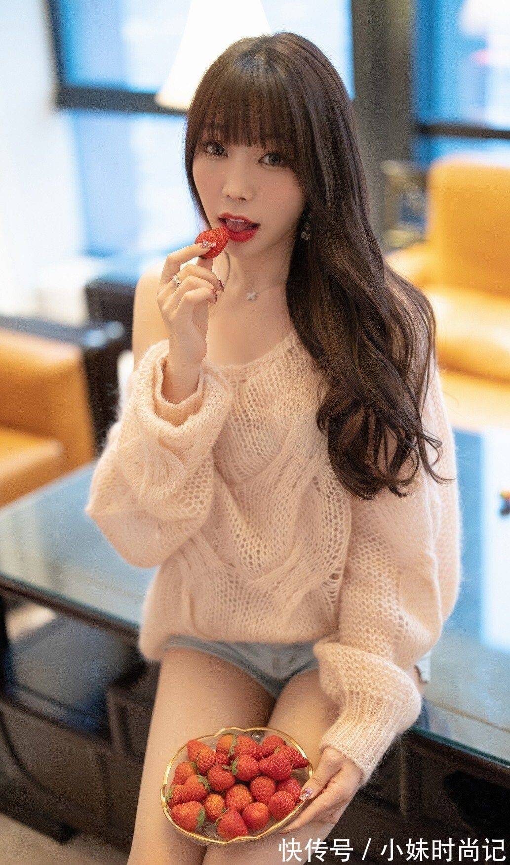 牛仔短裤 毛衣搭牛仔短裤,春节过年回家可以试试