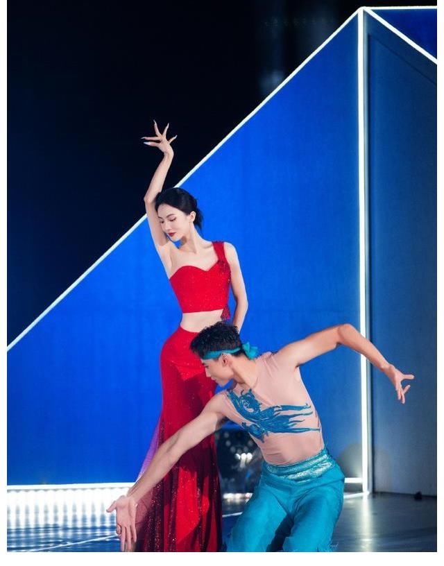 《舞蹈生》完美結(jié)束，金晨穿靴子熱舞，粉絲熱議不斷