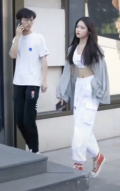 穿搭|街拍穿上这身穿搭让你做大街上最帅的小姐姐，还都是基础款哦！