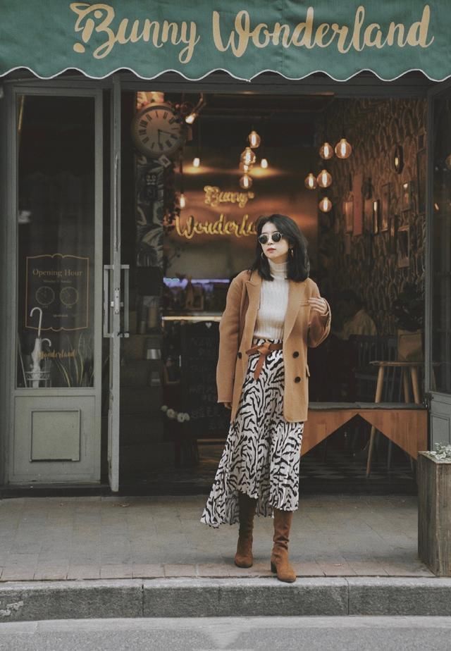 奔四的女人尽量少穿牛仔裙,看看三木这样穿多美,优雅大气上档次