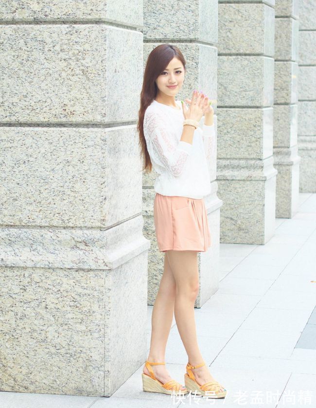透视|粉色超短裤搭配白色雪纺上衣,甜美感十足