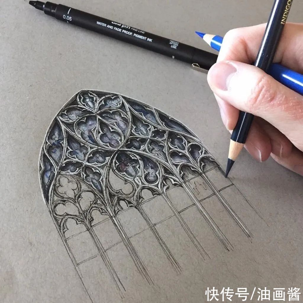 素描@英国女孩手绘哥特式建筑，复杂精致的素描令人吃惊，质感绝了