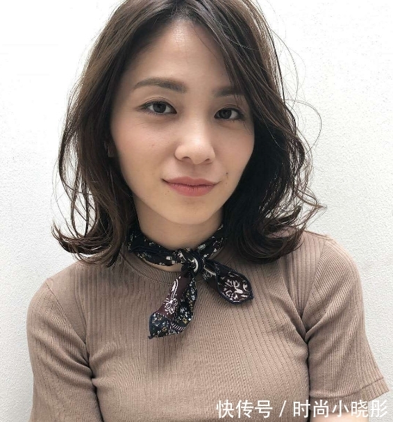 小卷 五十岁女人要避开三款发型，第一款显老，第二款显胖，第三款显黑