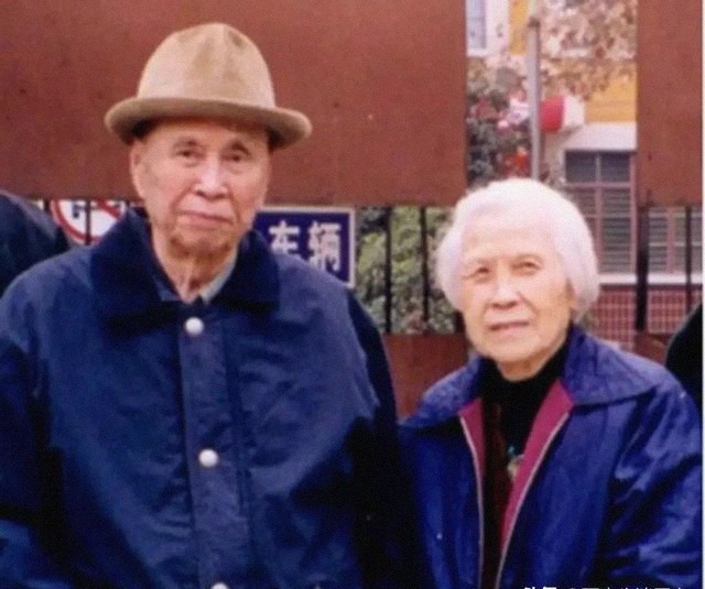 邱会作晚年定居西安,爱写主席诗词,部队的人仍称他为“老首长”