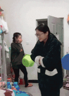 |搞笑GIF:姑娘,你能接受这么大的宝宝吗?