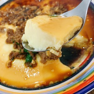 奶奶炖豆腐，加了四个鸡蛋用筷子一搅，出锅后孩子老公吵着要吃