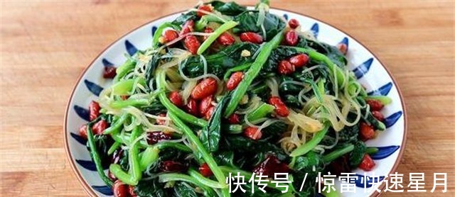 菠菜别再炒着吃了，端上桌味道鲜美，色泽碧绿，营养又解馋！