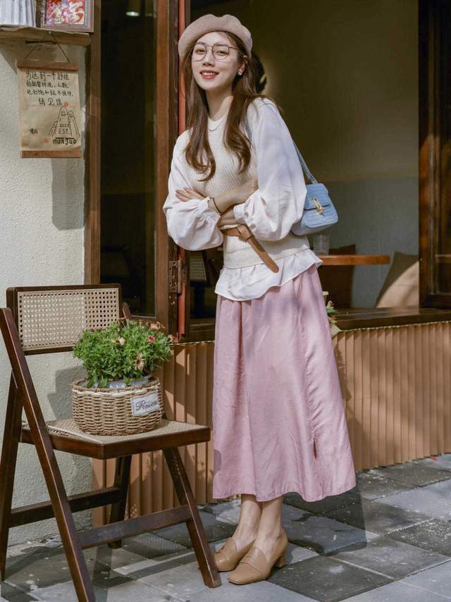 皮肤|皮肤暗黄的女生如何选衣服颜色?可以尝试这几款,让你显白还好看