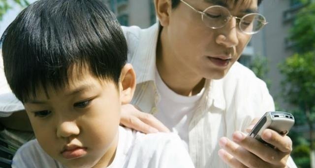 寒门|儿子质问妈妈:为啥别的妈都开车就你骑电动?宝妈回答堪称教科书