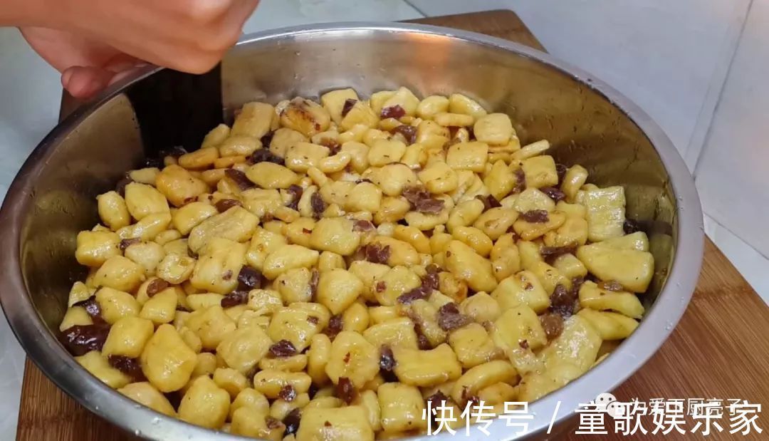 5个鸡蛋，1斤面粉，锅里一炒，做出创意小零食，比蛋糕好吃十倍