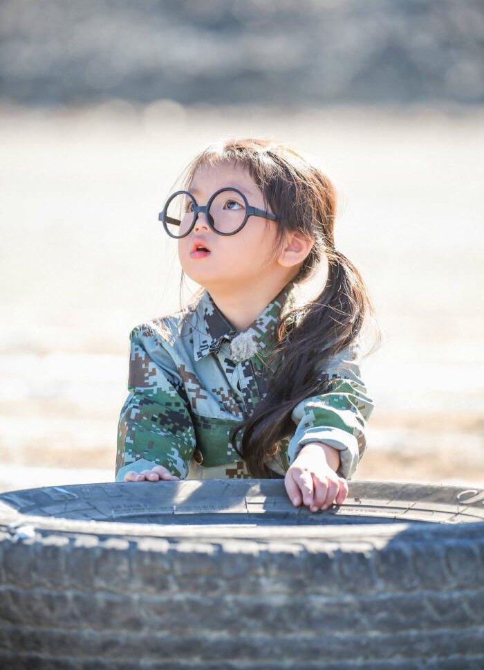 还记得4岁走红的阿拉蕾吗？被父母过度消费后，如今9岁成这样