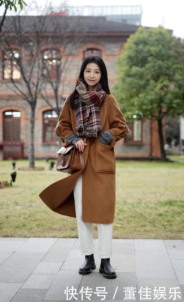 女人再懒，穿大衣也别配直筒裤，学下面潮人这样来穿，时髦又显瘦