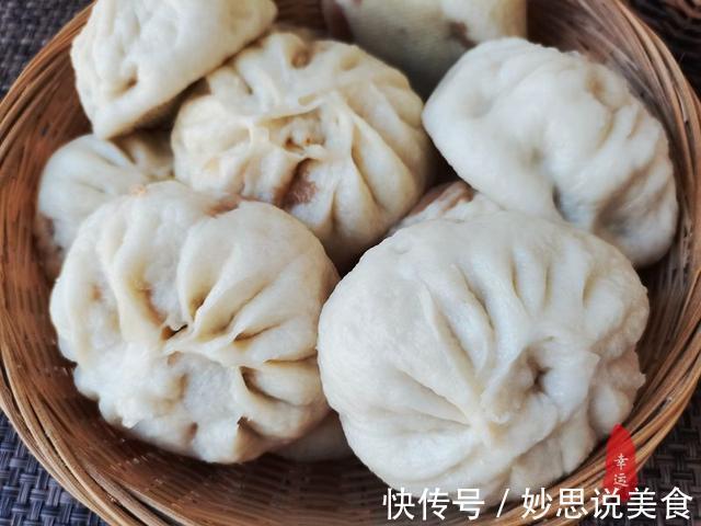 试试我这个馅料的包子,冬瓜粒粒分明,肉香味美让你食欲大开