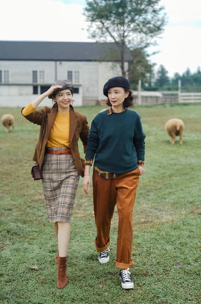 母女 女人过了50岁放下毛衣牛仔裤,看这对''母女''搭配,高贵又减龄