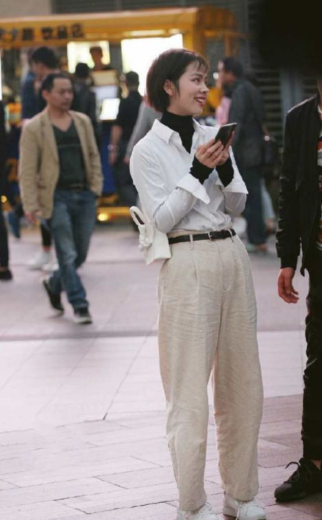 绣花|街拍:牛仔外套+绣花连衣裙,外国美女随意打扮也可以这么美!