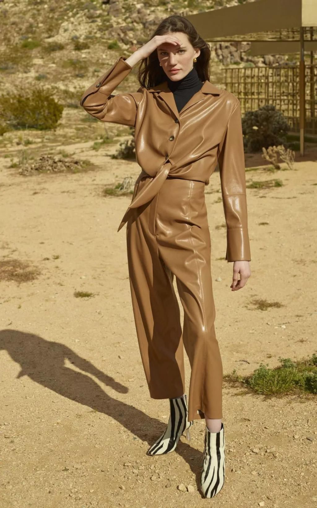  纸袋裤|别老穿阔腿裤了，今年秋冬这4条裤子最流行！