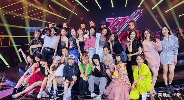 宁静在节目上，被水盆砸下来时，孟佳下意识的反应暖心又好笑