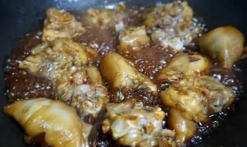  红烧猪蹄怎么做才香？做好“4步”，猪蹄香软无腥，红亮诱人