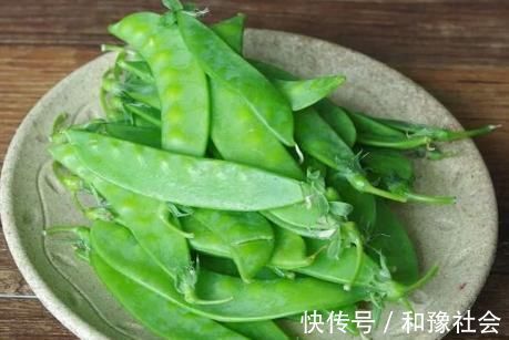 炒木耳一下锅就“噼啪响”？学会饭店的窍门，木耳不炸锅，鲜又嫩
