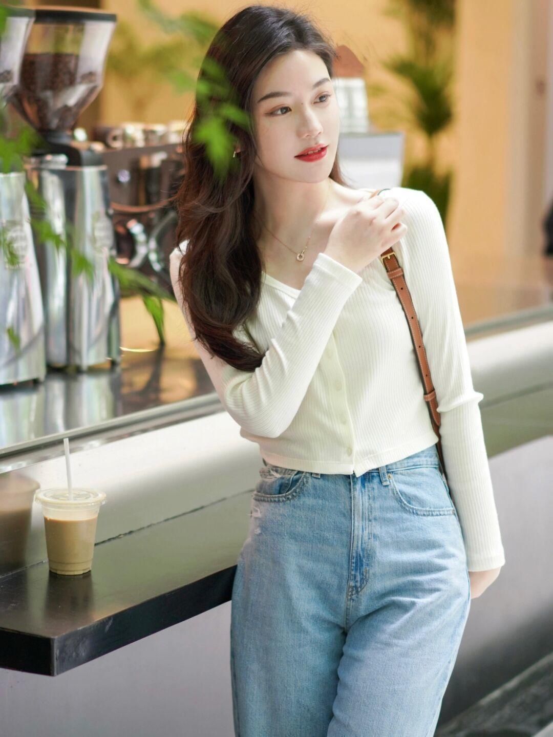 牛仔裤|针织衫选对颜色很重要，浅紫色针织衫+灰色运动裤，温柔又气质