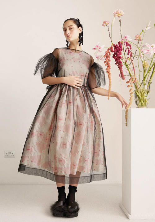 欧根纱是高档布料吗？不是，就是普通面料，做婚纱常用