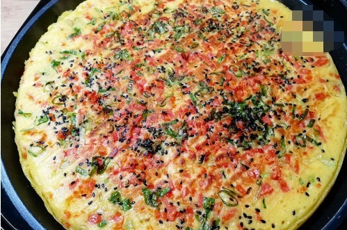 玉米面独特做法,开水一烫,手不沾面,加2个鸡蛋,营养又健康