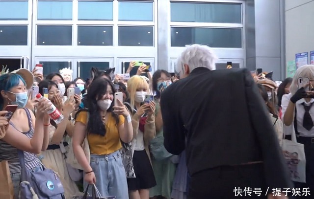 动漫|美女身材让人羡慕,被称为现实版女帝,仿佛动漫中走出来一样