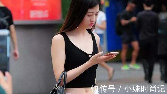 街拍 街拍美女:小姐姐的黑白风尚,简单又时尚学会了就能美上一个天