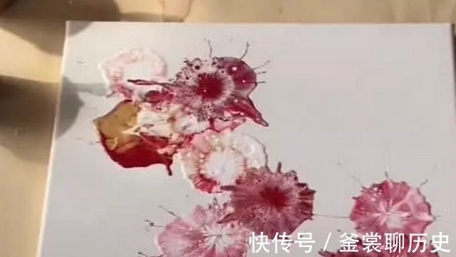 锤子#美术生玩性大开，用锤子敲颜料，一本正经的画出了一幅作品