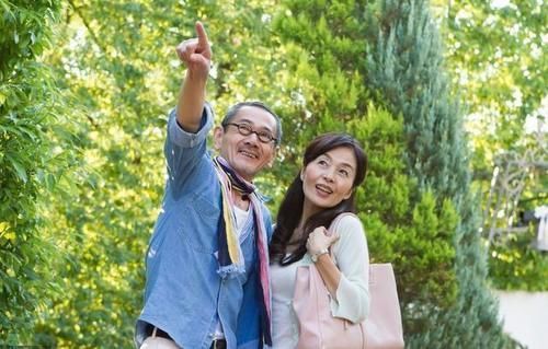 建议中老年人:不管去哪旅游,行李箱要带这4样,旅途舒适不受罪