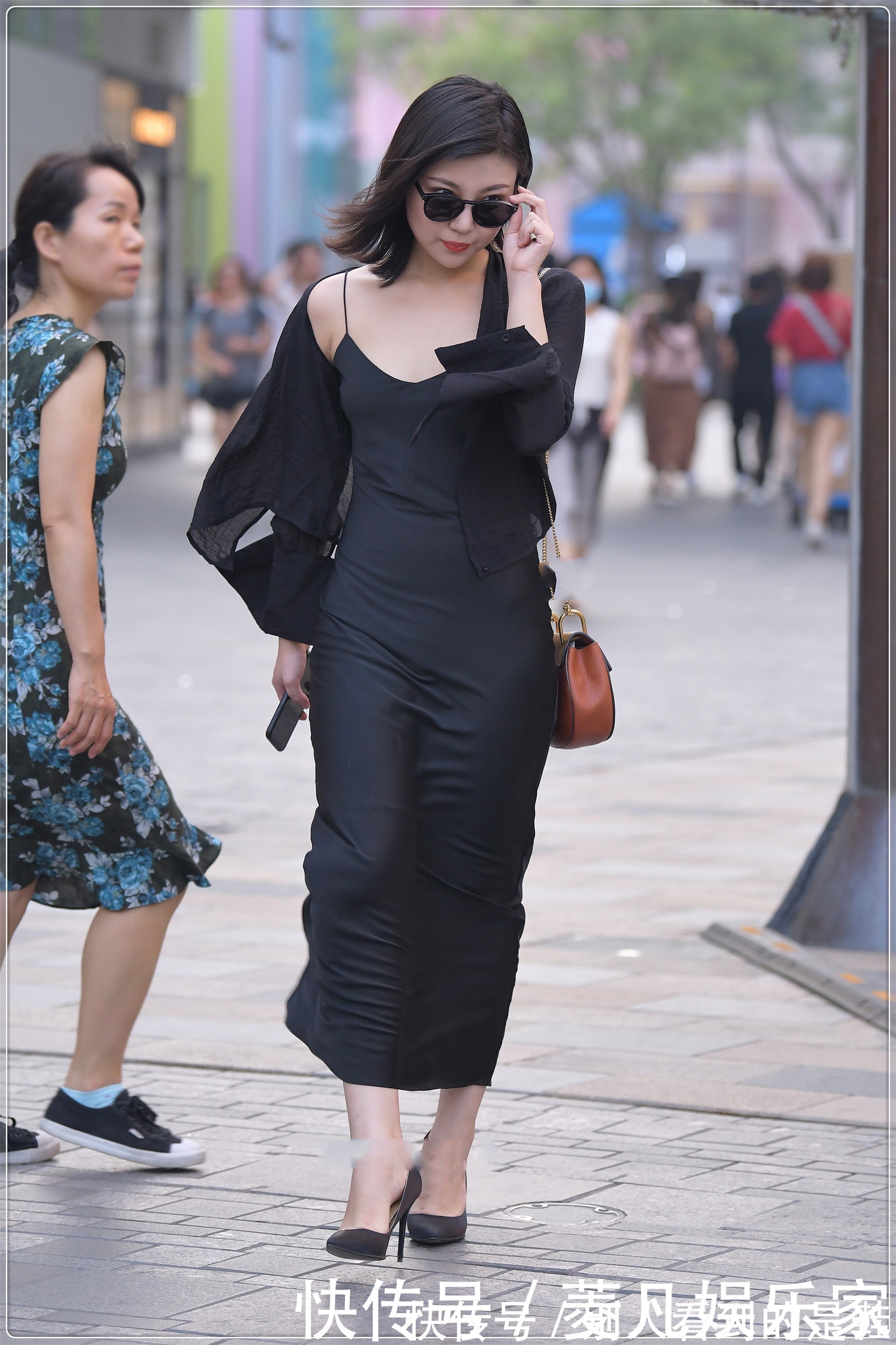 橘红色|黑色真丝吊带裙子搭配橘红色链条包,大气端庄,精致时尚
