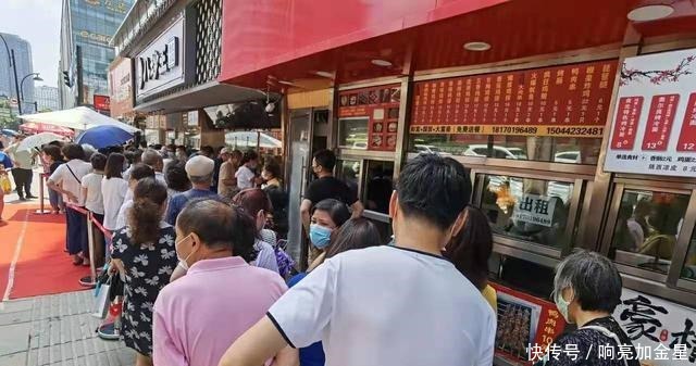 大爷早上街边卖“奇特油条”,一根2块,顾客街边排队站着吃!