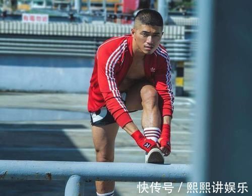 臂肌|痞帅纹身男的肌肉真扎实，胸肌、腹肌、臂肌好精壮，人鱼线很性感