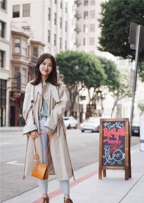 今年穿风衣，不建议你配阔腿裤，这“2条”裤子更合拍，遮肉显高