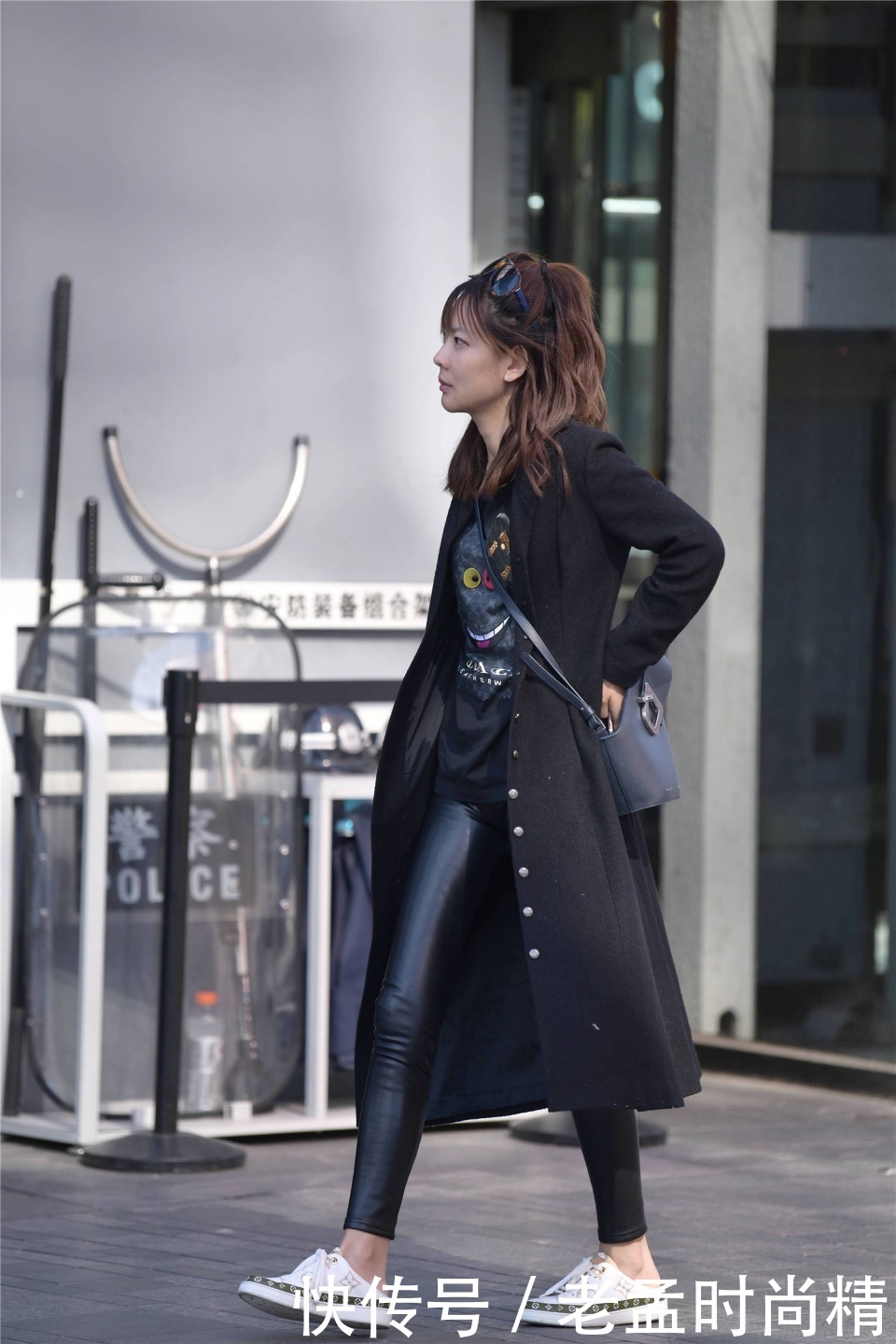 更好衬托|紧身皮裤搭配风衣,如果把平底鞋换成高跟鞋,是不是会更好呢?